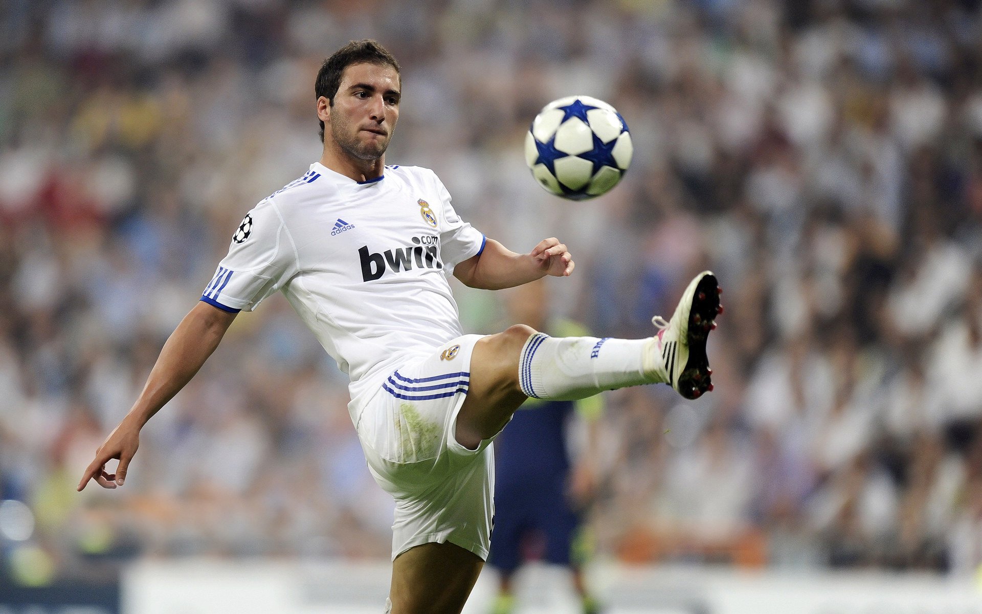 世界杯小组赛爆出大冷门 亚洲球队击败世界冠军震惊世界