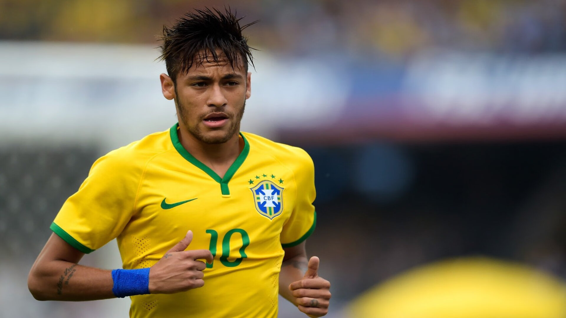 滑板犬牵引赛 狗狗拉着滑板手在平地巡游